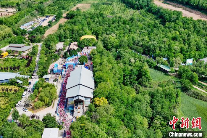 三千名越野跑者槐林中竞速推动全民健身与永寿