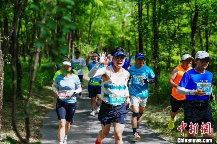 三千名越野跑者槐林中竞速推动全民健身与永寿