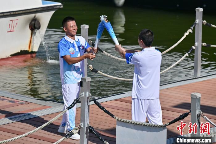 海陆空三维接力在三亚完成火炬传递，展现海南