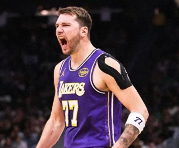 湖人双星闪耀力克火箭 詹姆斯转型成关键转折点