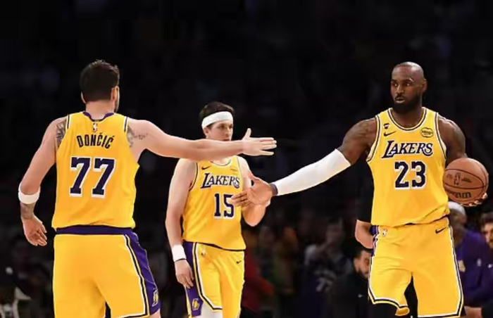 湖人双星闪耀力克火箭 詹姆斯转型成关键转折点