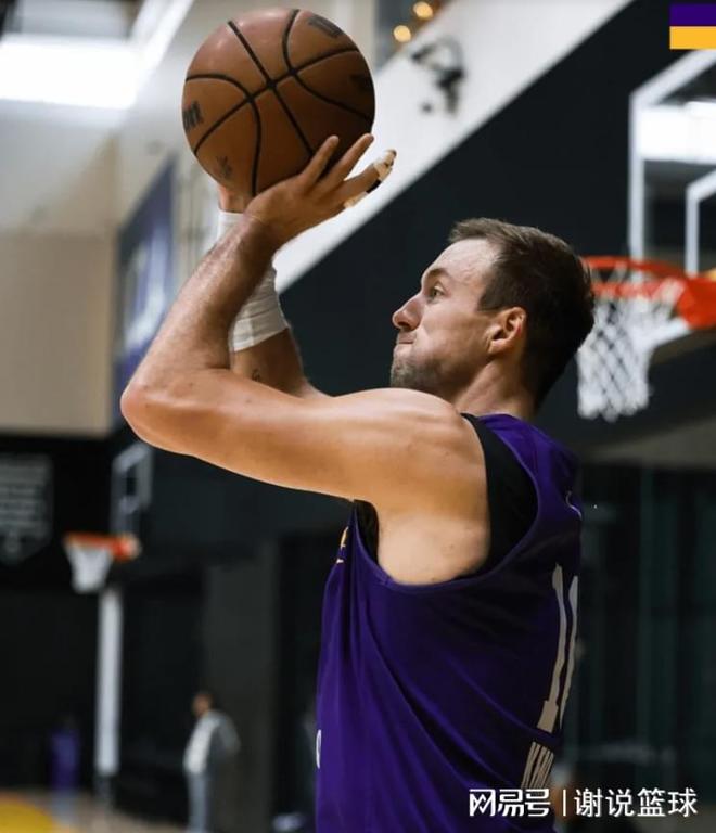 湖人季后赛首战全面爆发 肯纳德三分神射助阵