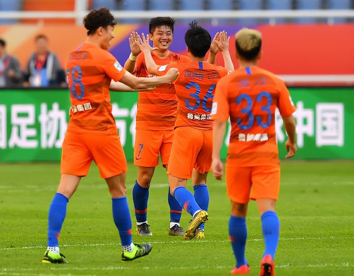 阿尔瓦罗加盟泰山队引热议 依木兰潜力待释放